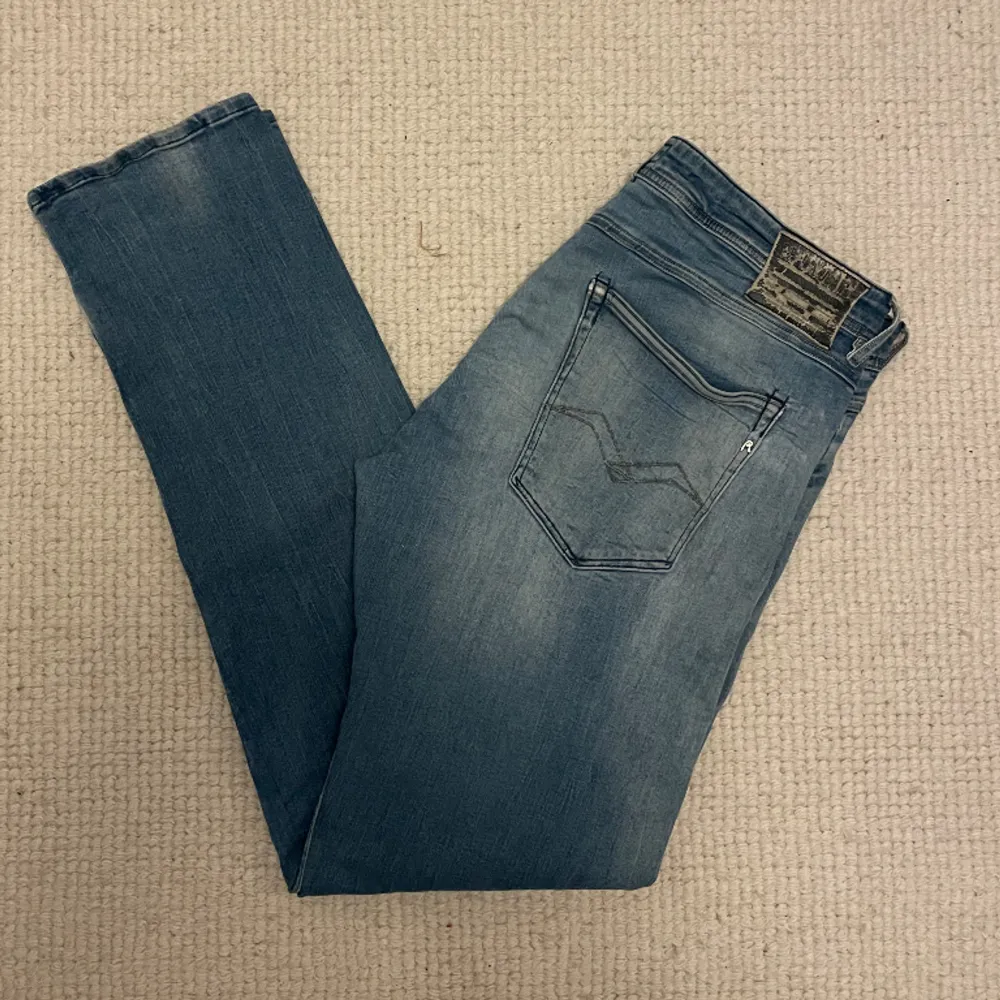 Hej! Säljer nu dessa super populära replay jeans. Superfint skick! Passformen på jeansen är slim. Jeans & Byxor.