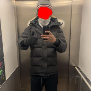 Canada Goose Carson Parka - Storlek M Jag vid 190cm och 72kg sitter den bra på 3 utefickor, 1 innerficka dock e alla djupa och sköna köpt 2022 vinter så använd sammanlagt i drygt 5 månader kvitto och så finns kom dm för mer frågor