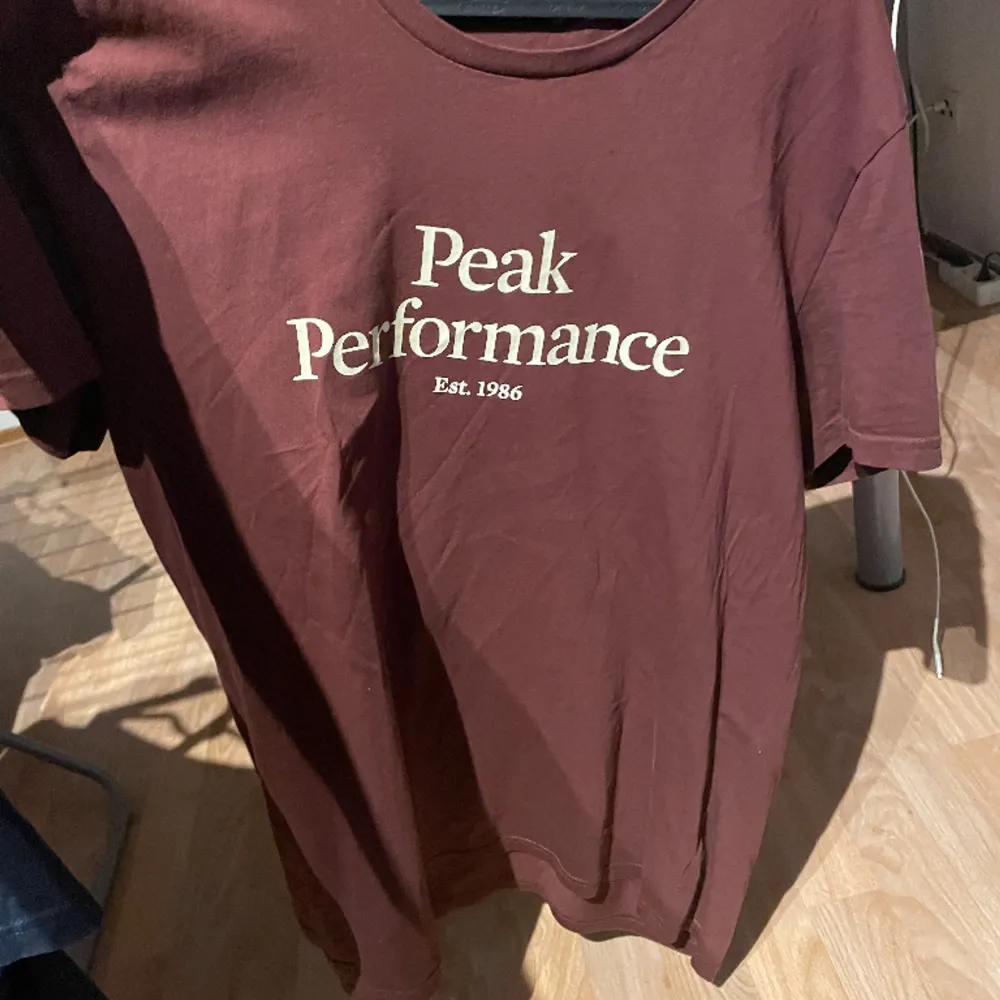 Peak performance t-shirt  XXL  Knappt använd  Nypris 499. T-shirts.