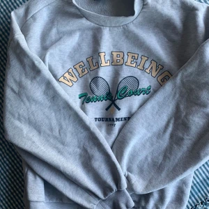 Sweatshort - Säljer denna sweatshirt från Gina tricot då den inte används längre.