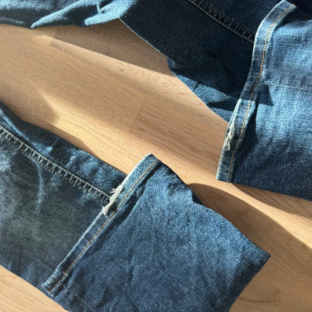 Populära jeans från Zara, slutsålda. 90% bomull 6% polyester 4% elastan Jeansen är använda men i gott skick förtom på en av bilderna så ser ni slitningar från att dom har släpat i marken.. Jeans & Byxor.
