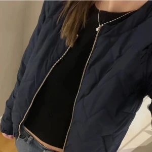 Bomberjacka - Säljer denna tunna bomberjackan, så fin nu till våren! Köpt på plick men är från lindex i jättebra skick🙌🏽