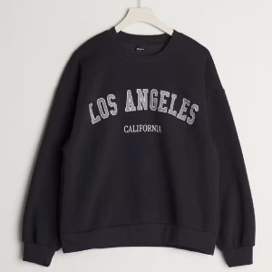 Collegetröja  - Svart collegetröja med tryck. Tröjan är i bra skick. Original pris är 279 kr men säljer för 199 kr. Pris kan diskuteras 💖