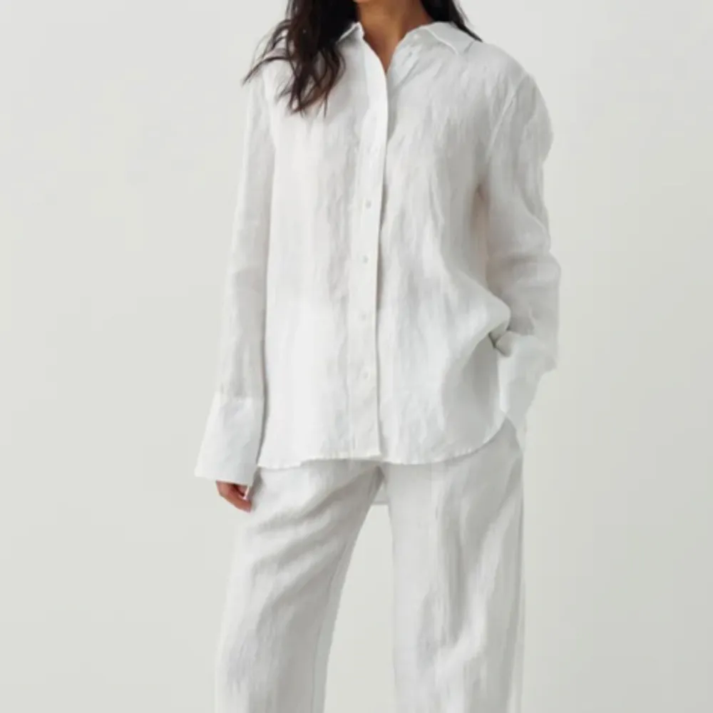 Lovisa Linen shirt från Gina Tricot. Gått upp två storlekar för att få en over-size skjorta till beachen. 🫶 Använd ett par gånger, tvättad en gång.   Storlek XL, Köpt för 399 SEK. . Skjortor.