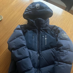 Sail Racing jacka - En super fin mörkblå vinterjacka från Sail Racing. Köpt för lite mer än 3000kr. Jackan är i väldigt bra skick, men kommer tyvärr inte till användning då jag har andra jackor! Kontakta om några frågor eller för fler bilder 😊