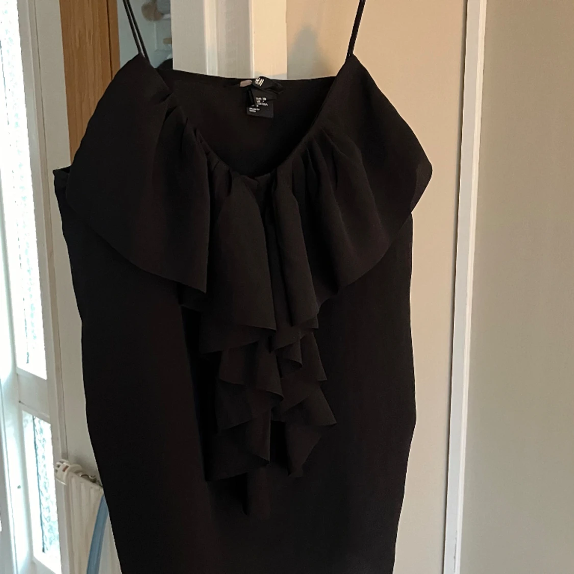 Svart linne med volang