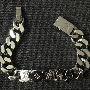 LOUIS VUITTON BRACELET - CONDITION: USED (GOOD CONDITION). SERIAL NUMBER: DI0260. ORIGIN: MADE IN SWITZERLAND. SOLDOUT/DEADSTOCK. NEW PRICE IS 800€. COMES WITH BOX, DUSTBAG AND EVERYTHING ELSE! QUICK SALE = LOWER PRICE