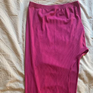 Maxikjol, perfekt till fest  - Maxikjol med slit, använd ett fåtal gånger (den är längre än vad bilden visar). Storlek S men väldigt stretchig och sitter fint på kroppen. Kan fraktas mot kostnad eller hämtas upp i Lund 🩷 (pris kan diskuteras vid snabbt köp)