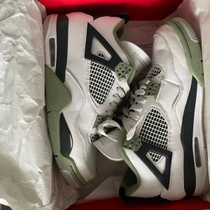 J4 Seafom - Scratch på högerskon annars bra skick 