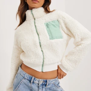 Teddy jacket  - Säljer denna super mysiga Teddy jacket från Nelly, perfekt till våren då den är lite tunnare. Använd 4-5 gånger så i bra skick!☺️