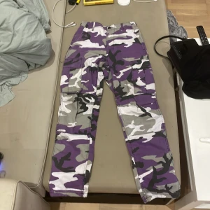 Supercoola cargo byxor - Alldrig använda köpta på Zalando för 750kr för något år sedan, passar mig som har storlek 06