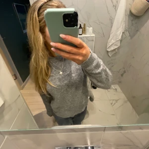 Grå stickad tröja - En jättefin grå stickad tröja ifrån zara! Den är i bra skick bortsett från att den är lite nopprig💞