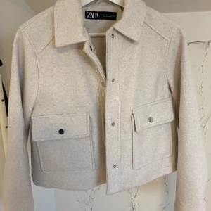 Creamvit Kort Kappa - Säljer min creamvita korta kapp från Zara, endast använt en gång. Storlek S. Pris 450, priset kan diskuteras.