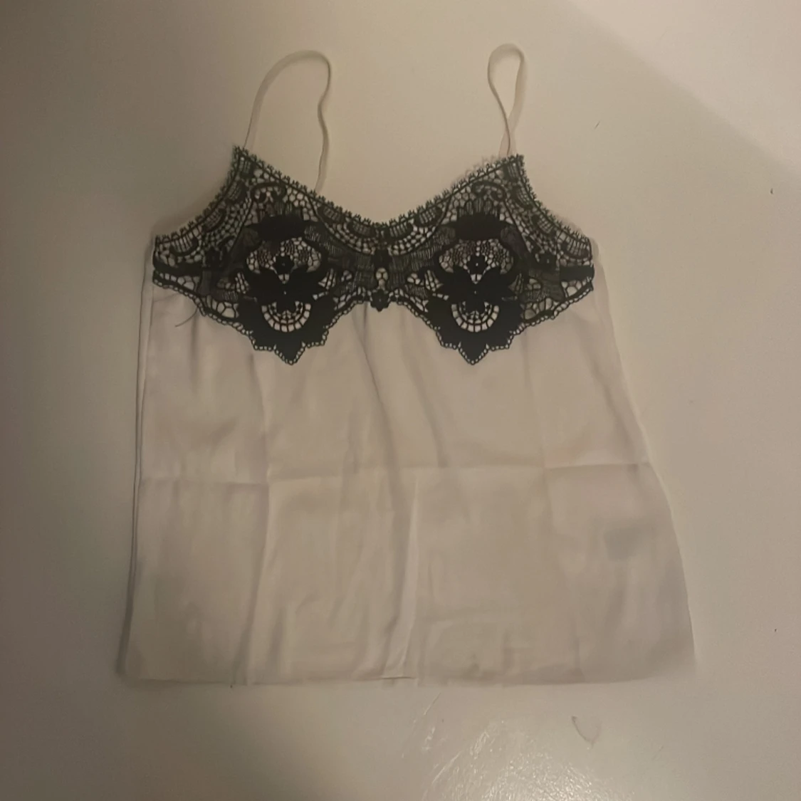 Vit topp med svart spets