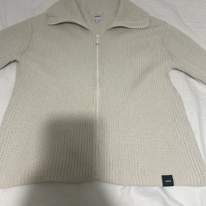 Ribbstickad aspesi tröja - Storleken är 14år (alltså xs). Den är perfekt för våren, sommaren och hösten. Den är stilren och är 10/10. Säljer den eftersom den är för liten. Ställ gärna frågor.