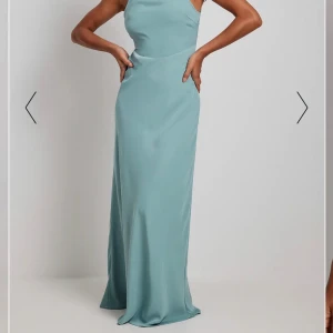 Balklänning  - Superfin långklänning som passar till många tillfällen. Aldrig använd då jag köpte andra färgen också. Säljer för 399kr⚡️⚡️ perfekt till balen 💋  