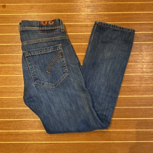 Dondup jeans - Säljer dessa dondup jeans i mycket bra skick, storlek 30 sitter något mindre. Modellen är George, nypris 3599 - mitt pris 799. Hör av dig vid frågor!