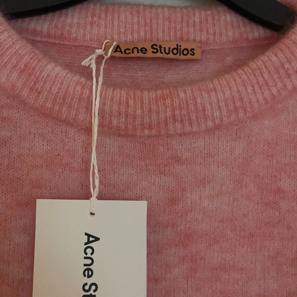Aldrig använd acne studios mohair tröja i fin ljusrosa förg  Strl: M   Köpt för cirka 3.000kr säljes för 700. Tröjor & Koftor.