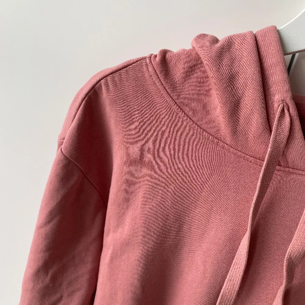 Gammaldags rosa hoodie från H&M Trend. Väl använd. Lite noppig. . Hoodies.