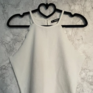 Linne - Linnet är från SHEIN i storlek M men även en S kan ha det, Linnet har aldrig använts och är i nytt skick. Väldigt bra material och är inte genomskinligt.