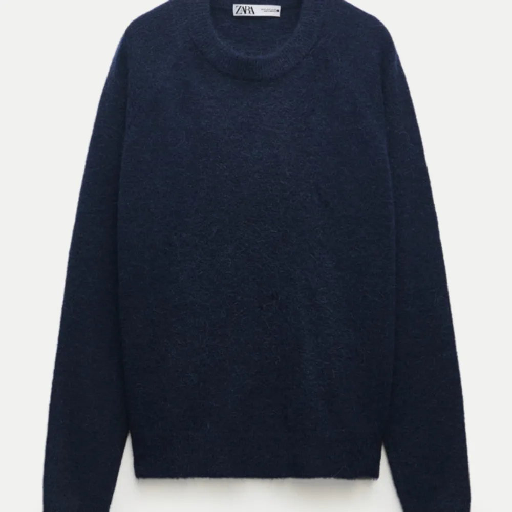 Stickad tröja från Zara, använd kanske 2 gånger och ser ut som ny. Liten i storlek så den sitter som en XS/S, köpt för 399. Alpaca Ull. T-shirts.