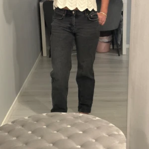 Svarta low waisted straight jeans - Säljer ett par super fina low waist jeans som är använda ett par gånger. Säljer pga att dom har blivit för små. Köpta för 500kr❤️