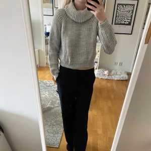 Stickad tröja  - Grå stickad tröja. I storlek står det 146/152, känns som en xs