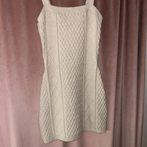 Klänning - Klänningen är helt oanvänd så den är i nuytt skick, storlek S🤍