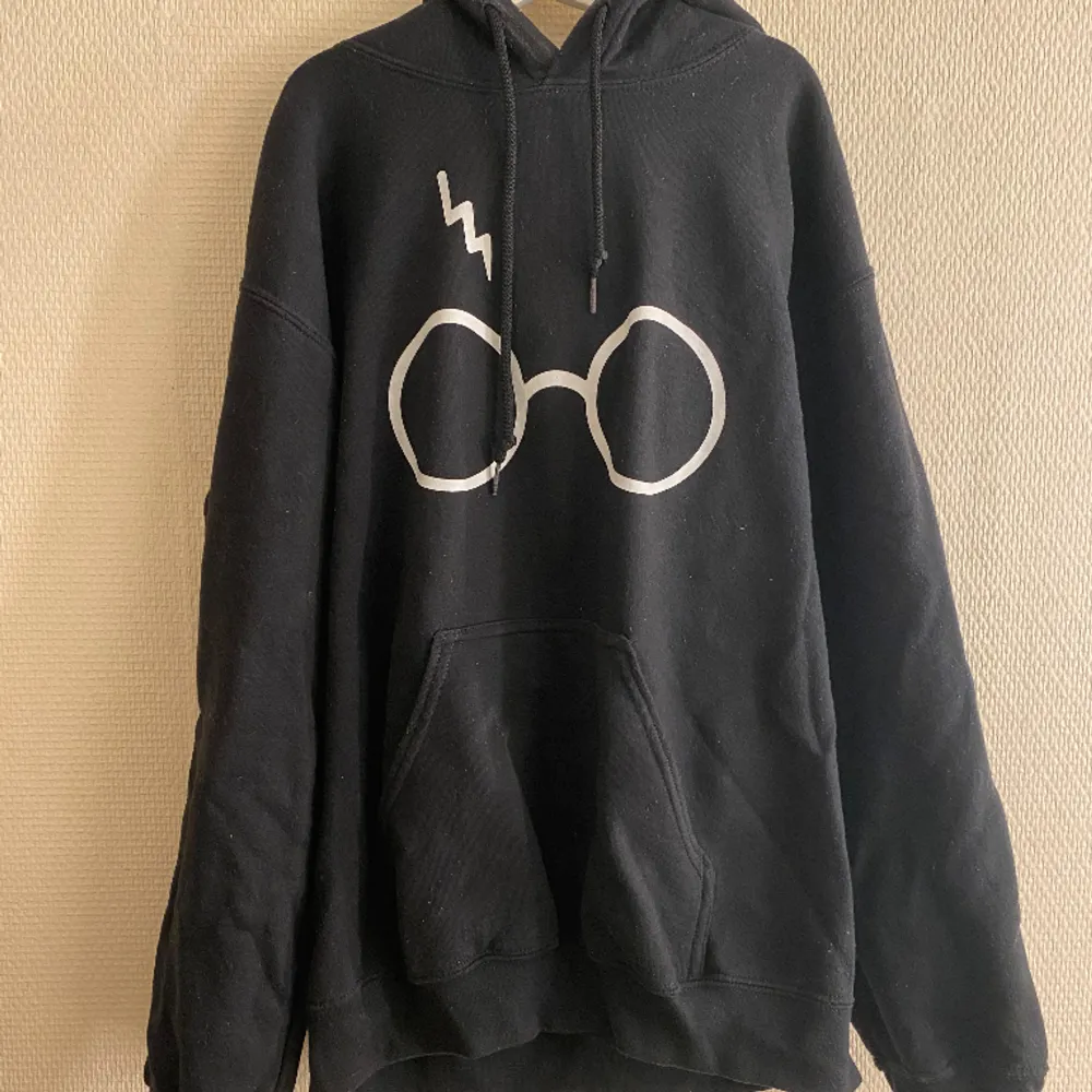 En fin hoodie med Harry Potter motiv✨💗 Köpt från USA för ca 600kr. Bara att höra av sig vid frågor🤗 Priset kan diskuteras vid SNABB affär!!. Toppar.