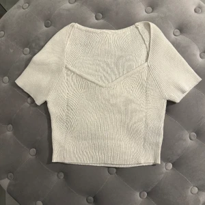 Vit t-shirt  - Säljer denna supergulliga sommar toppen💕 Ser att det ser ut som nåt mönster på men det är bara kameran, den är endast ribbad❤️ fint skick, skriv vid fundering (finns inte någon lapp så vet ej vart den är ifrån, hm eller newyorker typ)