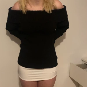 Off shoulder tröja  - XL, funkar även för mindre det beror på lite hur tajt man vill ha. Vi har spänt till den lite för att den var lite stor på mig💕
