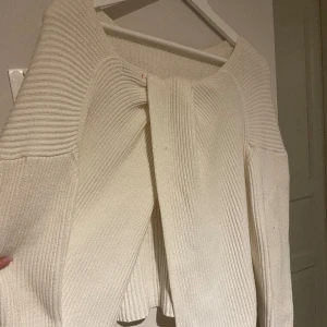 Stickad tröja med öppen rugg - Stickad tröja med öppen detalj i ryggen från Bikbok, väldigt söt över en klänning eller bara som den är🤍