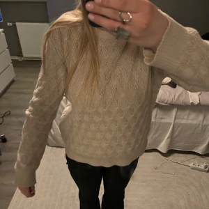 Stickad tröja - Super snygg stickad tröja från Isolde🥰 använd endast några få gånger!