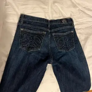 SÅ snygga lågmidjade bootcut jeans från rock & revolve 🙏🏼 de är köpta i USA på en second hand butik. midjemåttet är 37,5 och innerbenslängden 79cm 💕
