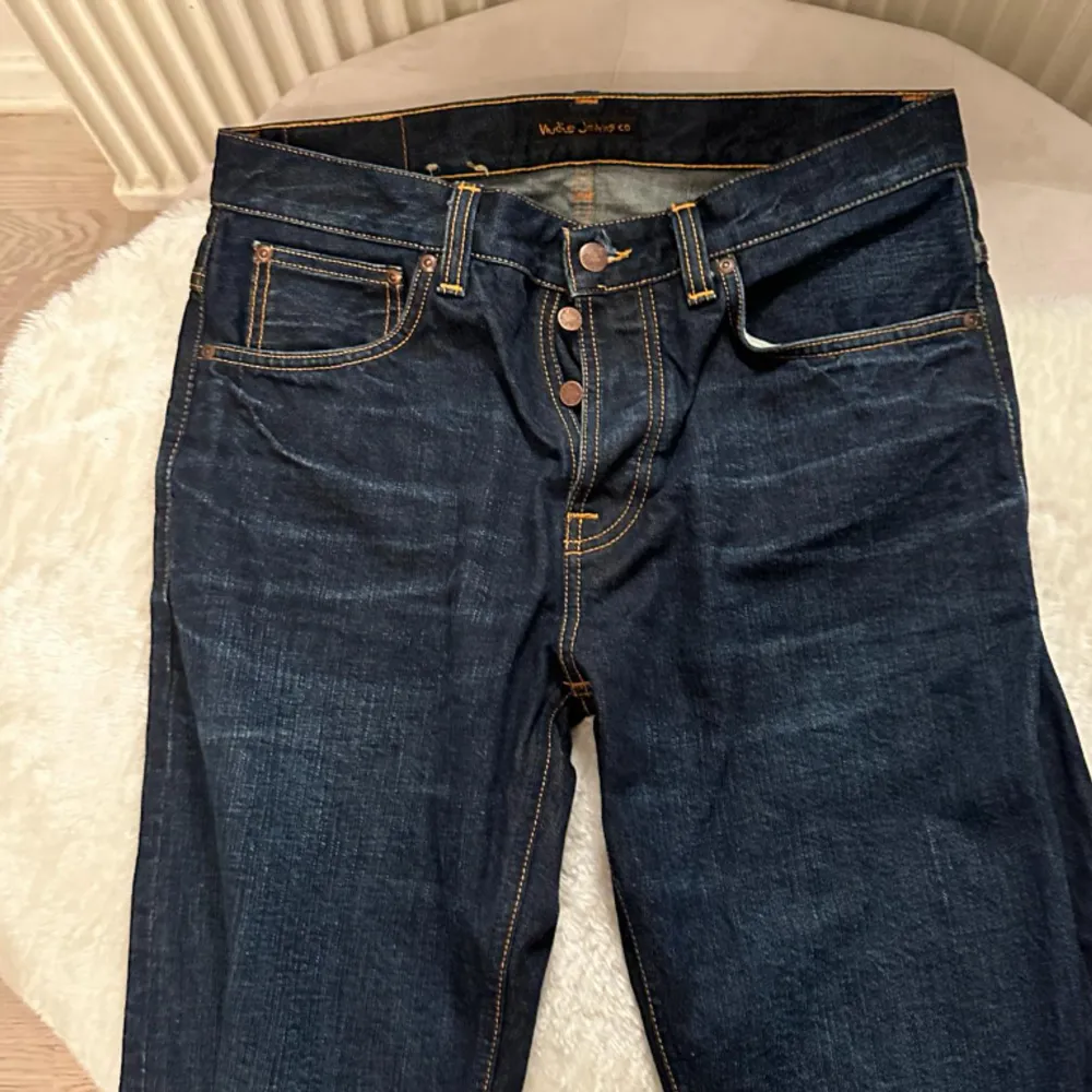 Ett par feta helt nya nudie jeans som är helt fläckfria. Skick: 10/10. Storlek: W32 L32. Färg-mörkblå. Modellen sitter som Levis 501. Nypris 1600kr.  . Jeans & Byxor.
