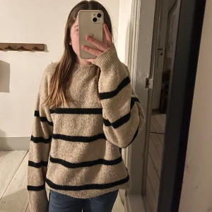 H&M - säljer min stickade tröja från H&M då den är för stor för mig, har andvänds några få gånger. Köpt för 250 kr. 