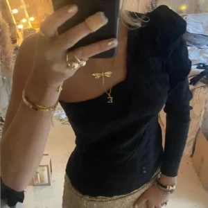 Topp - Säljer dina fina toppen ifråm zara. Super fint skick då den aldrig är använd säljs inte längre på zara 