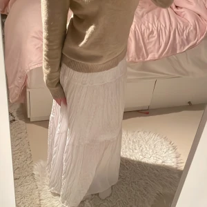 Vit lång kjol 🎀 - Jätte snygg och bekväm kjol från Stradivarius, använd fåtal gånger, bra skick, stretchigt resor i midjan, inga defekter💗funkar både lågmidjat och högmidjat💗