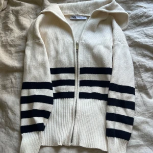 randig kofta - hejsan! säljer denna randiga kofta med dragkedja och snygg krage från Zara i storlek S. I väldigt bra skick!