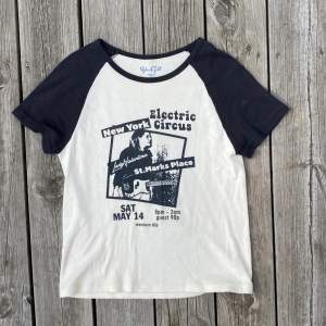 Snygg topp/t-shirt från Brandy Melville som bara blivit använd någon enstaka gång. Krämvit och svart. Jättefint skick! Storlek Onesize (motsvarande ca small). Jättemjuk, 100% bomull. 