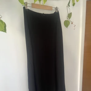 Maxikjol i mesh - Jättesöt maxikjol i mesh från h&m! Stretchigt material så passar mig som vanligtvis har M. Knappt använd 💛