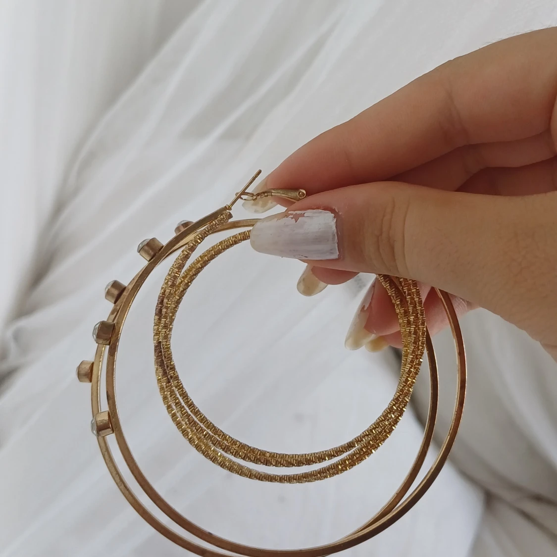 Guldfärgade stora örhängen cirkel formade med detaljer. - 90