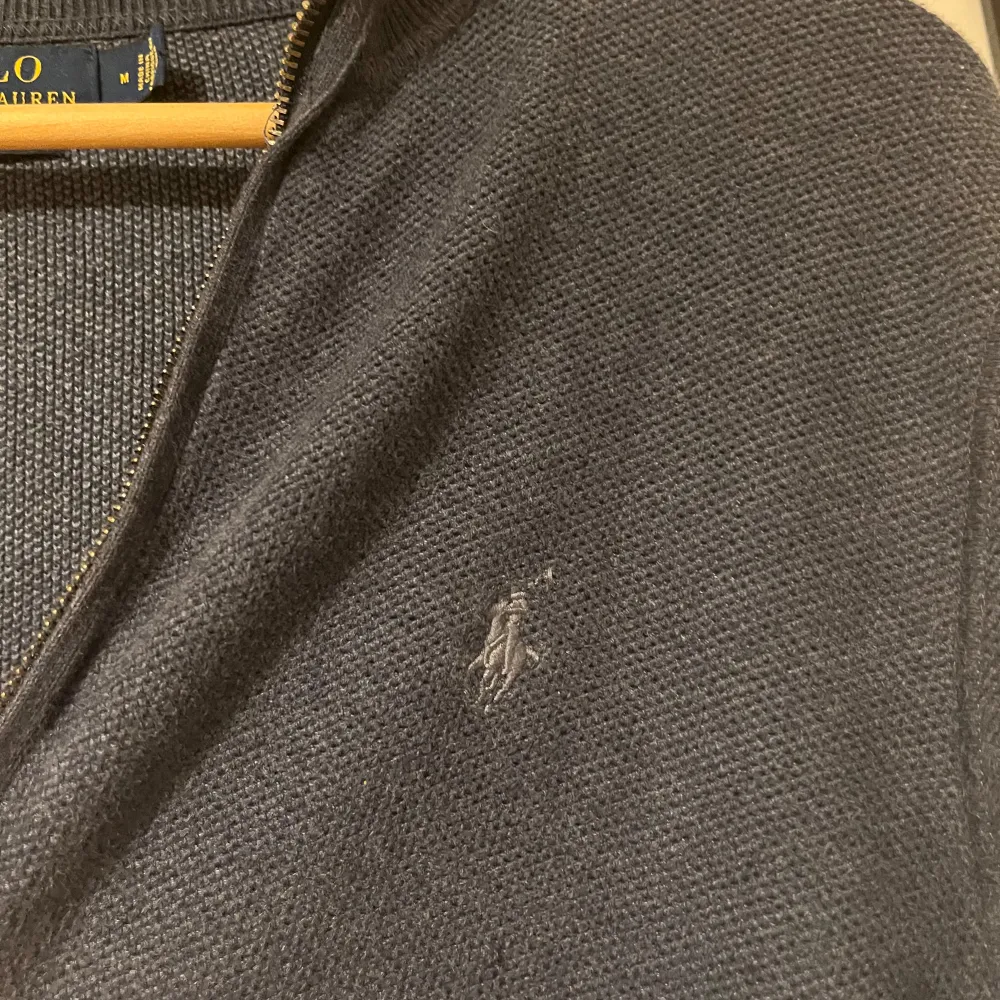 Snygg fullzip från Ralph Lauren. Sitter lite avslappnat på modellen som är 174 cm. . Tröjor & Koftor.