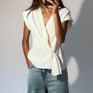 Zara blus - Blus från Zara i storlek S, använd 1 gång. Köpt för 349😊