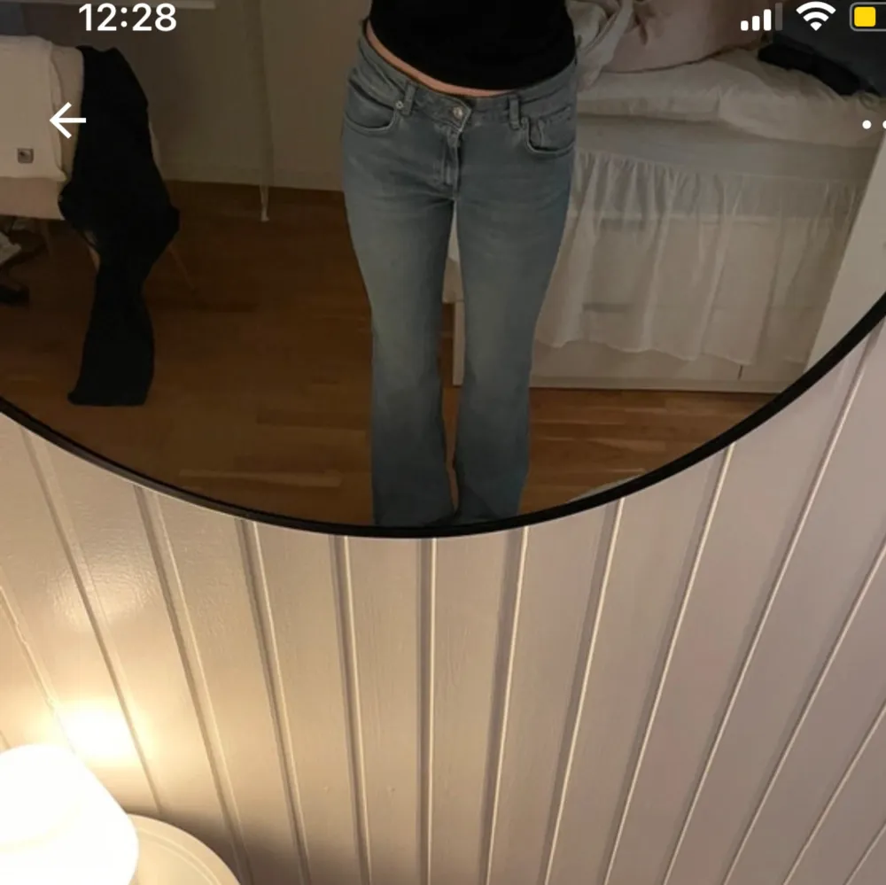 Lågmidjade bootcut jeans från lager 157, i en fin blå färg. Jeansen är oanvända och är i extremt fint skick. Säljer pågrund av att dom är förstora för mig.. Jeans & Byxor.