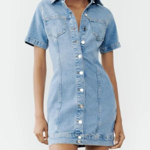 Jeansklänning Zara - Säljer denna fina jeansklänning då jag råka köpa fel storlek, den är oanvänd med lapp på och är storlek L. Mindre i storleken, passar mig längdmässigt som är 155 cm men skulle rekommendera storleken till någon med större byst. Nypris 499kr