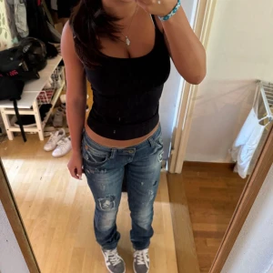 Lågmidjade jeans - Storlek 29 men skulle säga att det är väldigt små. Jag är vanligtvis 29/30 i midjan. Dessa skulle jag säga är som strl XS-S