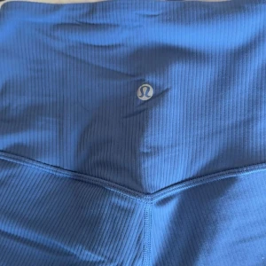 Lululdemon ribbade träningsbyxor  - Jättesnygga träningsbyxor från lululemon, faller tyvärr inte i den stilen jag brukar använda vill ha lite lösare därav jag säljer de. Nypris ca 1480kr jag släpper de för 900kr och kan skickas med spårning. 