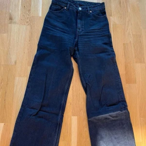 Baggy jeans - Svarta jeans från monki, baggy passform, använda några gånger men ändå bra skick.