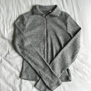 ziptröja - grå ribbad ziptröja som sitter snyggt på(är lite ljusare i verkligheten,dåligt ljus på bilden)🌸